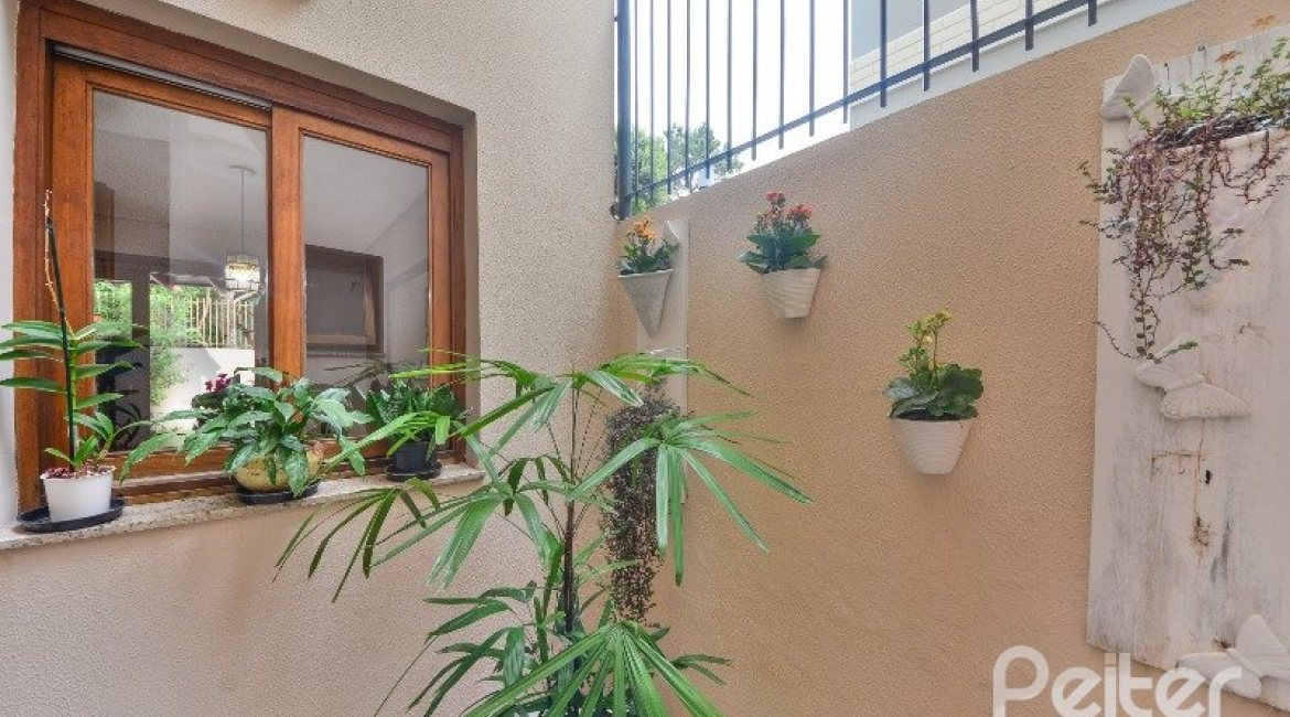 Casa à venda com 197m², 3 dormitórios, 1 suíte, 2 vagas, no bairro Vila Assuncao em Porto Alegre