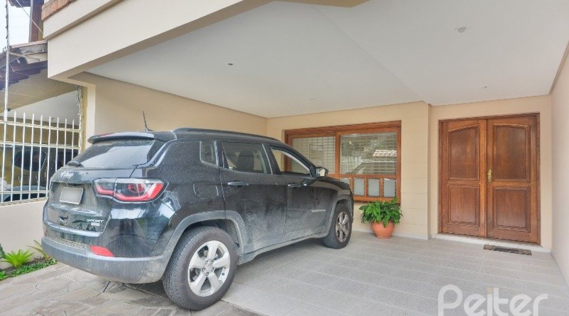Casa à venda com 197m², 3 dormitórios, 1 suíte, 2 vagas, no bairro Vila Assuncao em Porto Alegre