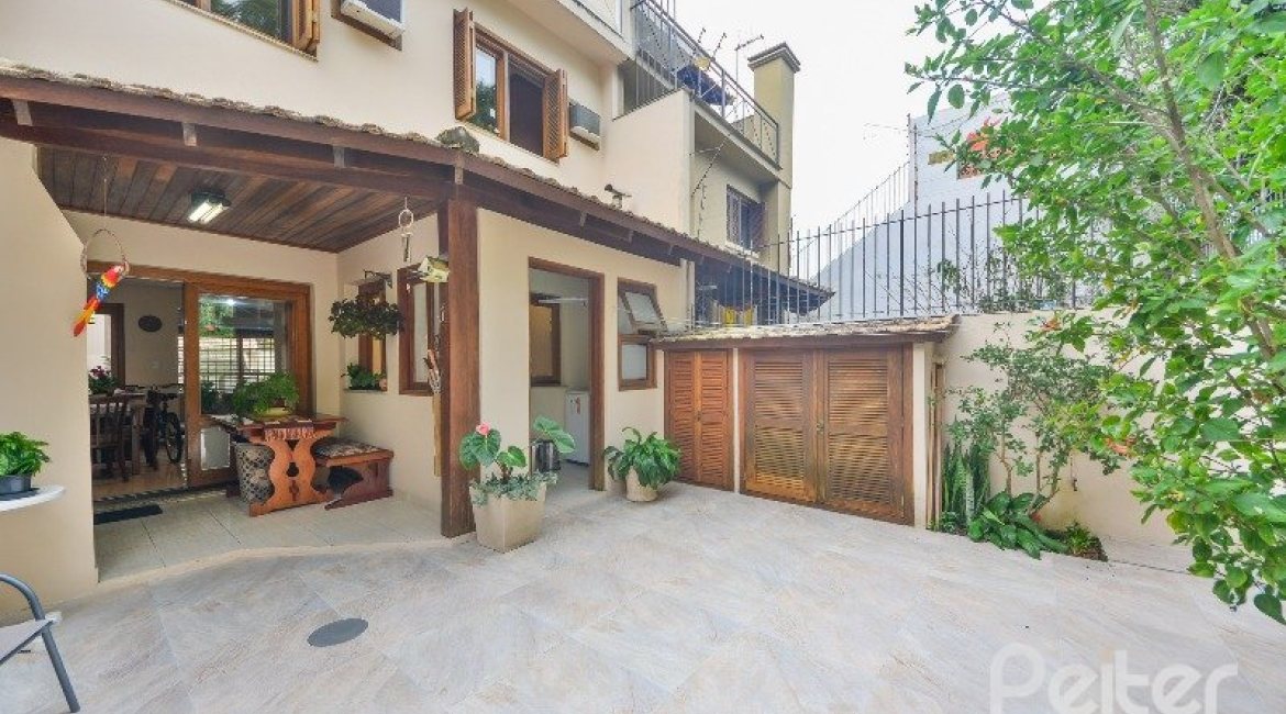 Casa à venda com 197m², 3 dormitórios, 1 suíte, 2 vagas, no bairro Vila Assuncao em Porto Alegre