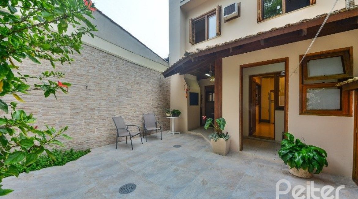 Casa à venda com 197m², 3 dormitórios, 1 suíte, 2 vagas, no bairro Vila Assuncao em Porto Alegre