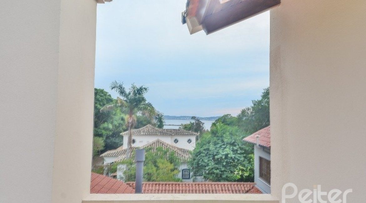 Casa à venda com 197m², 3 dormitórios, 1 suíte, 2 vagas, no bairro Vila Assuncao em Porto Alegre