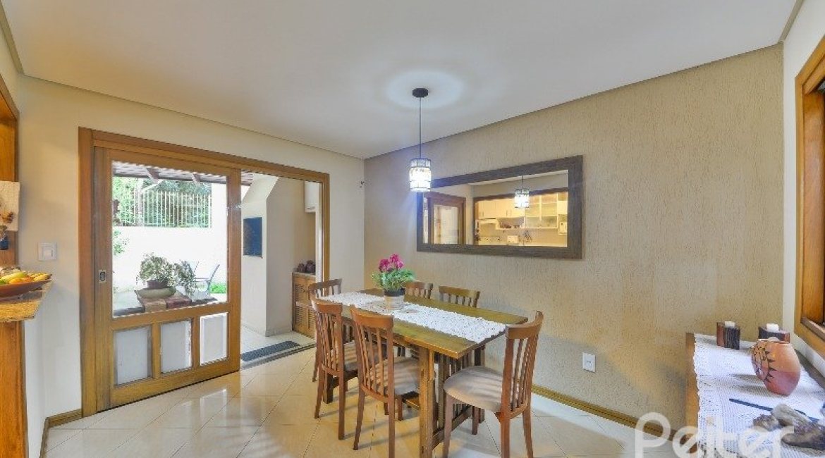 Casa à venda com 197m², 3 dormitórios, 1 suíte, 2 vagas, no bairro Vila Assuncao em Porto Alegre