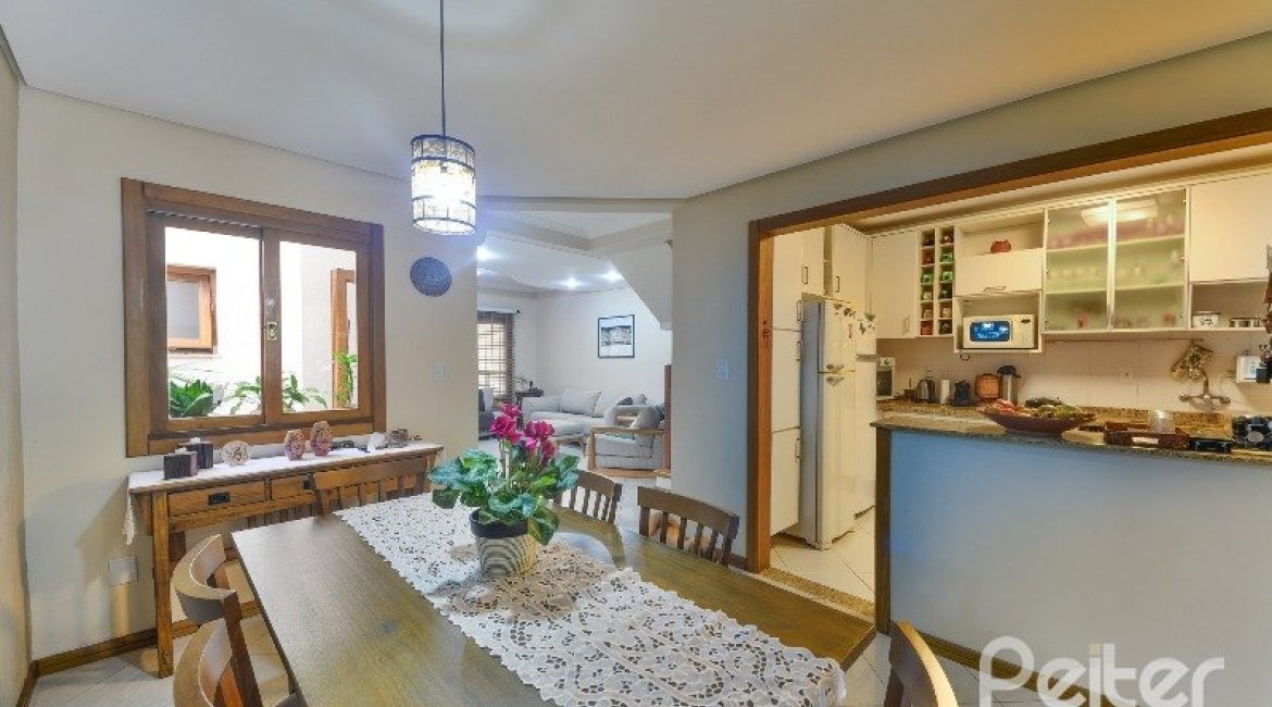 Casa à venda com 197m², 3 dormitórios, 1 suíte, 2 vagas, no bairro Vila Assuncao em Porto Alegre