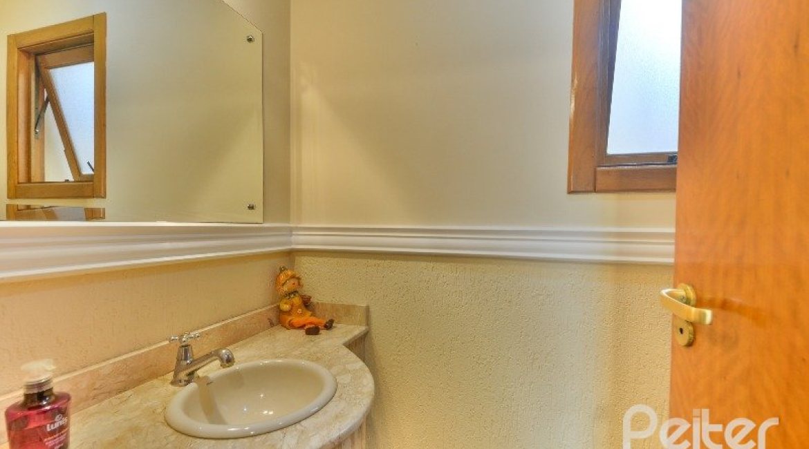 Casa à venda com 197m², 3 dormitórios, 1 suíte, 2 vagas, no bairro Vila Assuncao em Porto Alegre