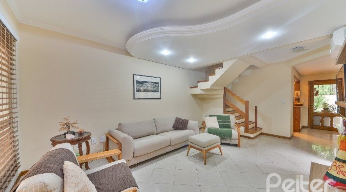 Casa à venda com 197m², 3 dormitórios, 1 suíte, 2 vagas, no bairro Vila Assuncao em Porto Alegre