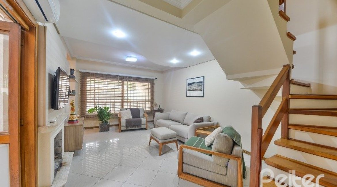 Casa à venda com 197m², 3 dormitórios, 1 suíte, 2 vagas, no bairro Vila Assuncao em Porto Alegre