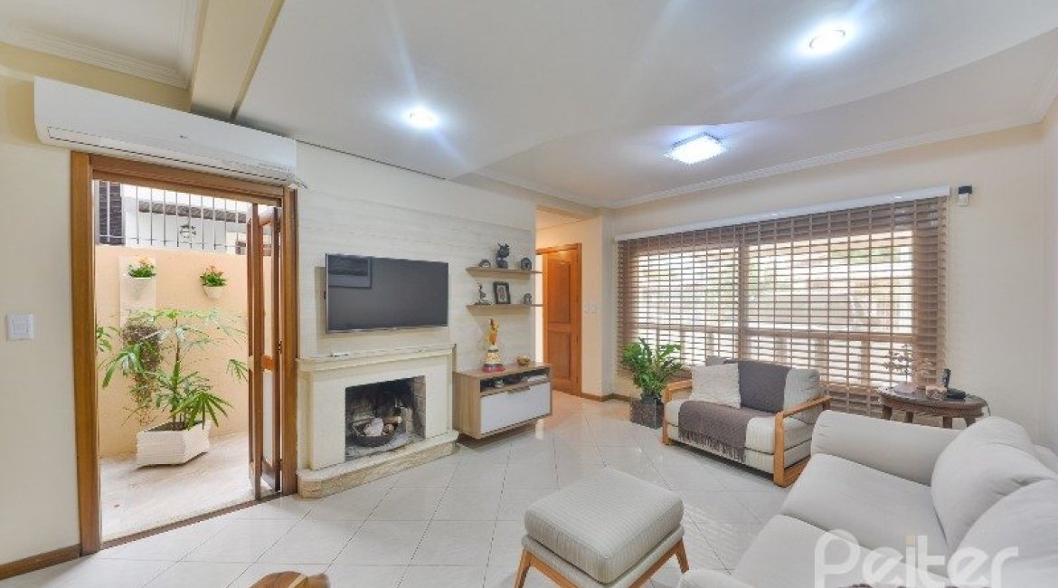 Casa à venda com 197m², 3 dormitórios, 1 suíte, 2 vagas, no bairro Vila Assuncao em Porto Alegre