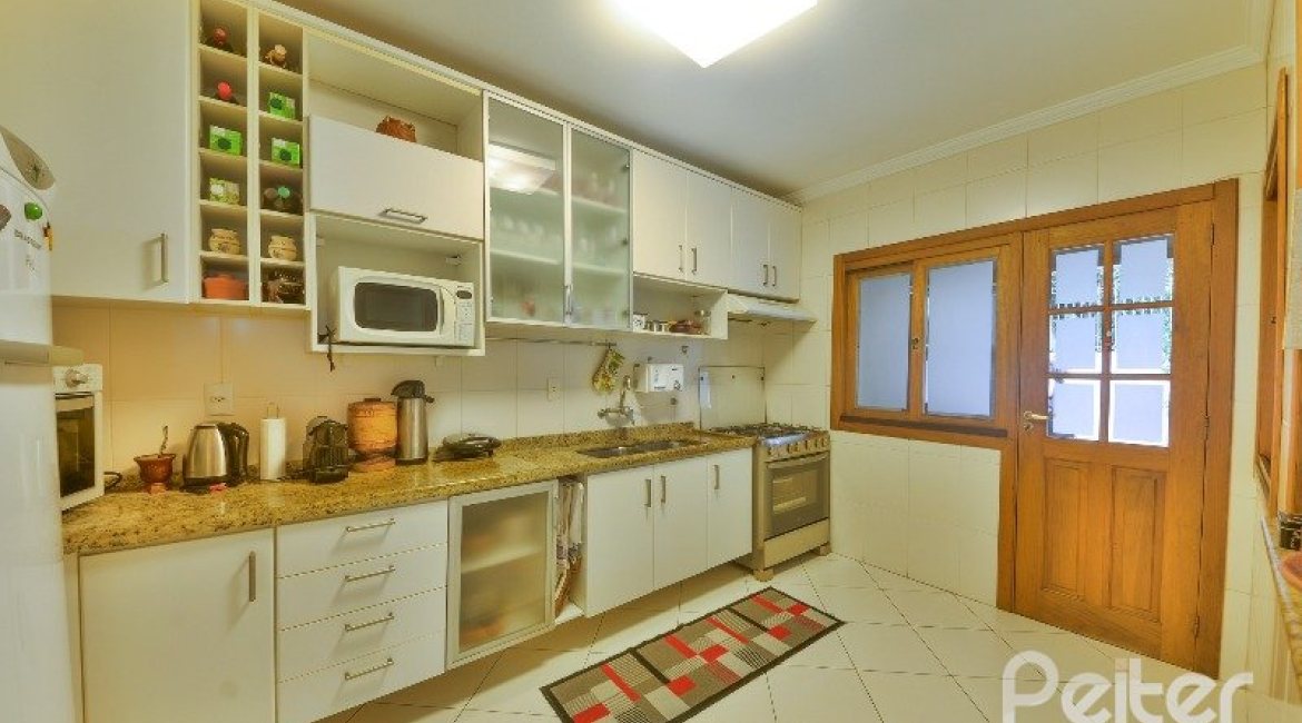 Casa à venda com 197m², 3 dormitórios, 1 suíte, 2 vagas, no bairro Vila Assuncao em Porto Alegre