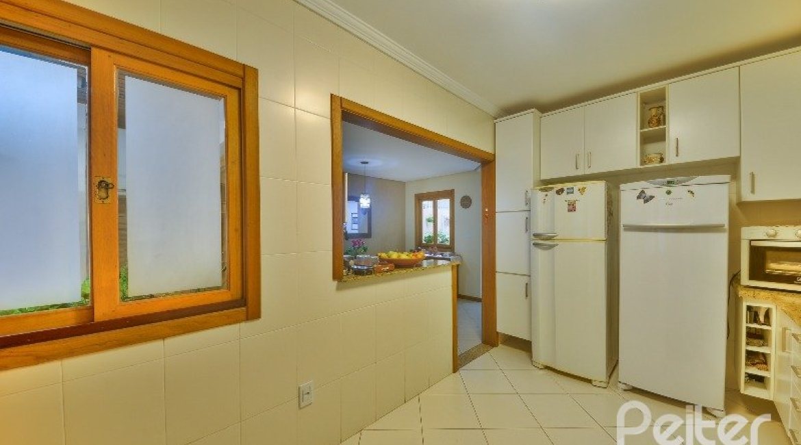 Casa à venda com 197m², 3 dormitórios, 1 suíte, 2 vagas, no bairro Vila Assuncao em Porto Alegre