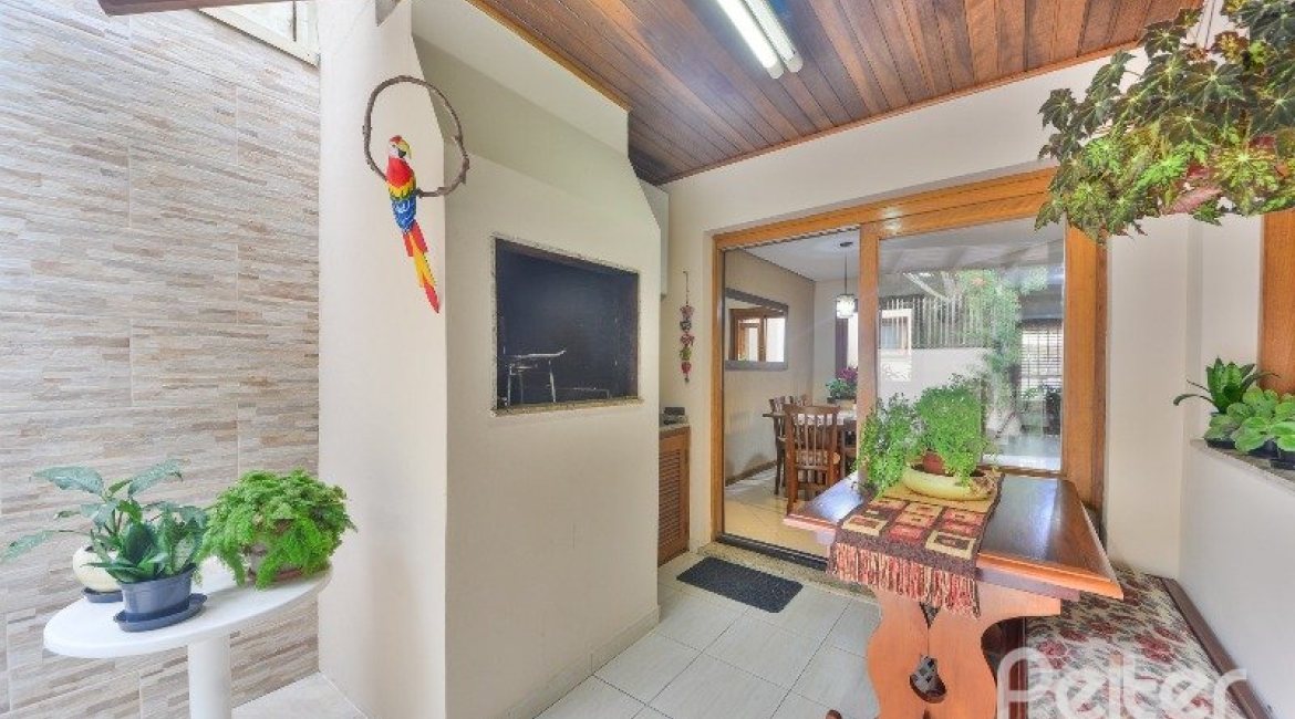 Casa à venda com 197m², 3 dormitórios, 1 suíte, 2 vagas, no bairro Vila Assuncao em Porto Alegre