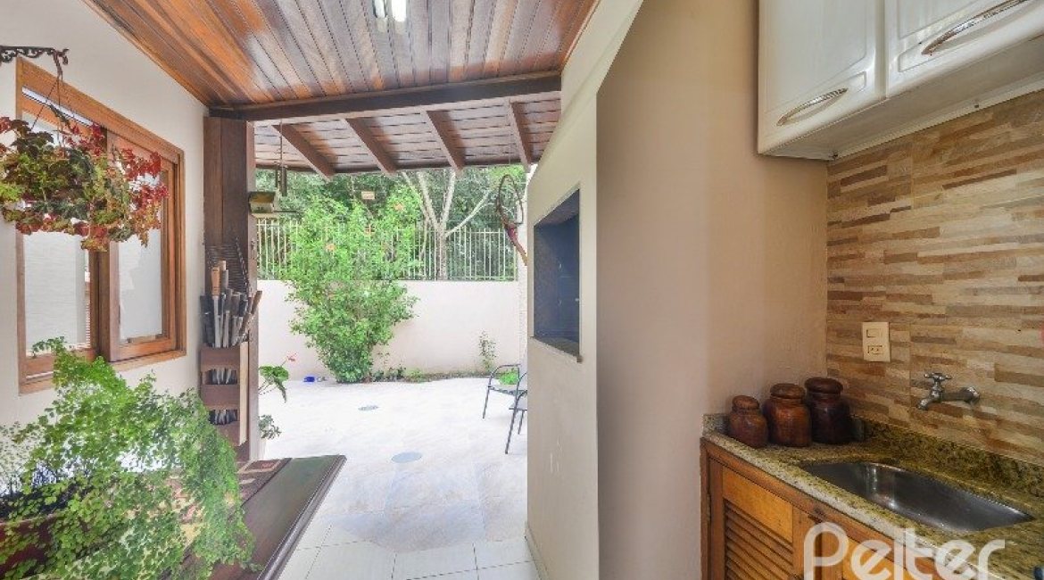 Casa à venda com 197m², 3 dormitórios, 1 suíte, 2 vagas, no bairro Vila Assuncao em Porto Alegre