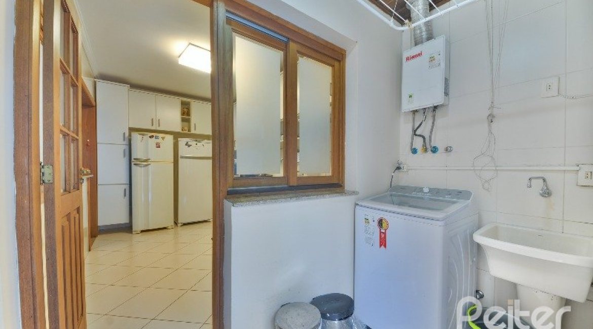 Casa à venda com 197m², 3 dormitórios, 1 suíte, 2 vagas, no bairro Vila Assuncao em Porto Alegre