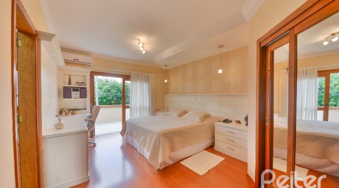 Casa à venda com 197m², 3 dormitórios, 1 suíte, 2 vagas, no bairro Vila Assuncao em Porto Alegre