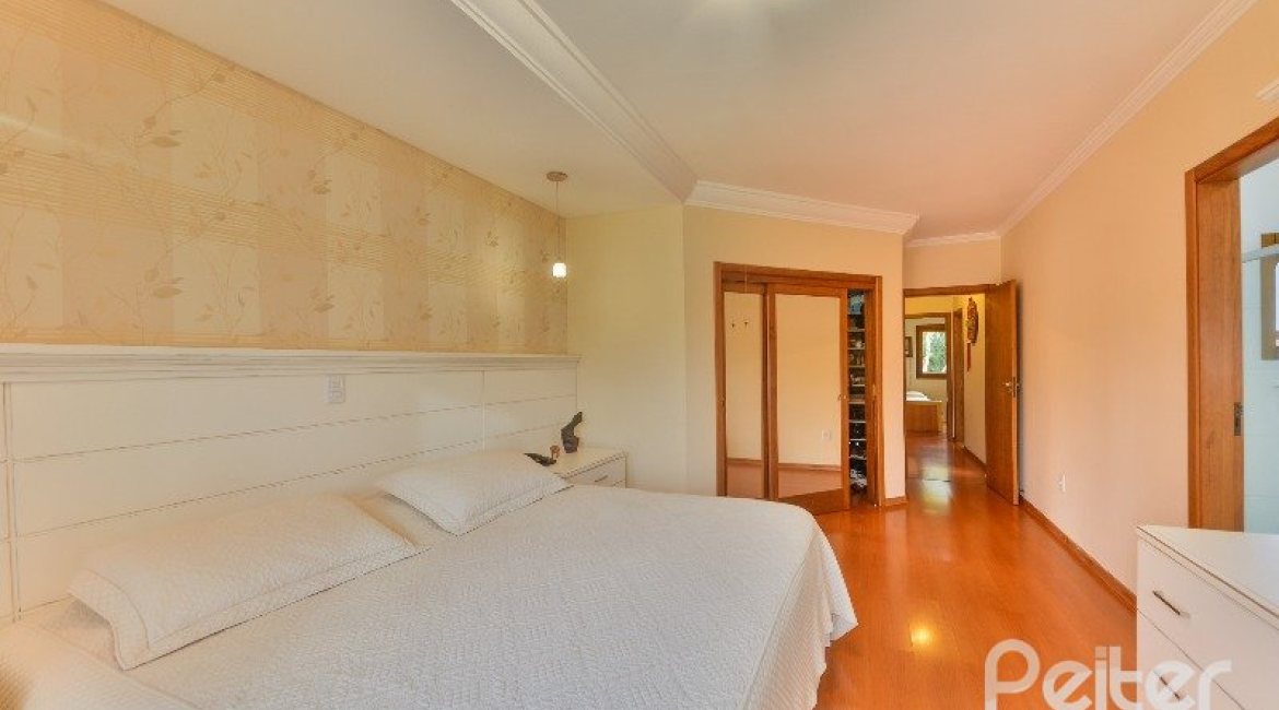 Casa à venda com 197m², 3 dormitórios, 1 suíte, 2 vagas, no bairro Vila Assuncao em Porto Alegre