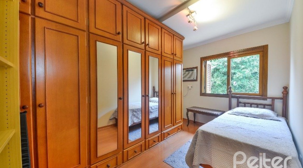 Casa à venda com 197m², 3 dormitórios, 1 suíte, 2 vagas, no bairro Vila Assuncao em Porto Alegre