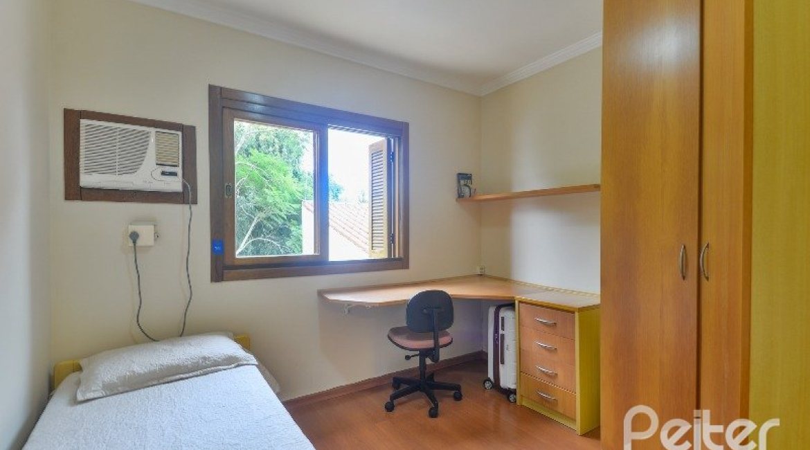 Casa à venda com 197m², 3 dormitórios, 1 suíte, 2 vagas, no bairro Vila Assuncao em Porto Alegre