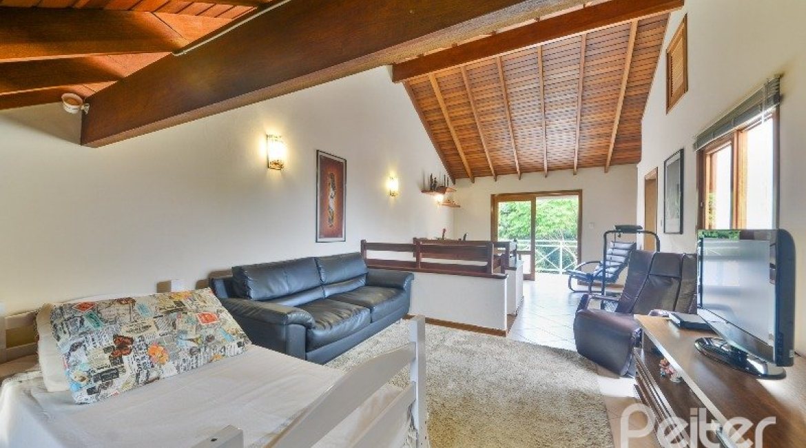 Casa à venda com 197m², 3 dormitórios, 1 suíte, 2 vagas, no bairro Vila Assuncao em Porto Alegre