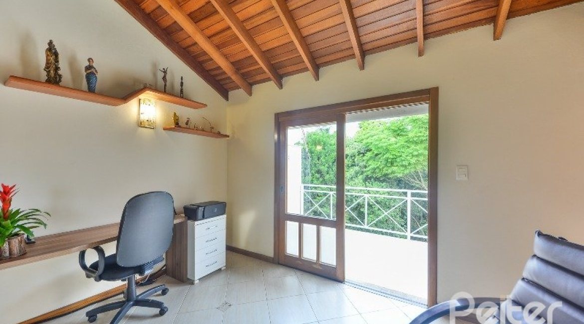 Casa à venda com 197m², 3 dormitórios, 1 suíte, 2 vagas, no bairro Vila Assuncao em Porto Alegre