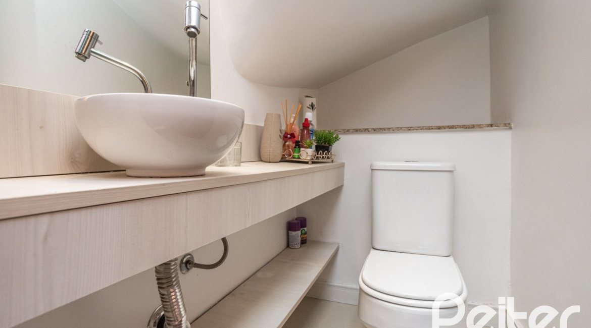 Casa em Condomínio à venda com 205m², 4 dormitórios, 2 suítes, 2 vagas, no bairro Ipanema em Porto Alegre