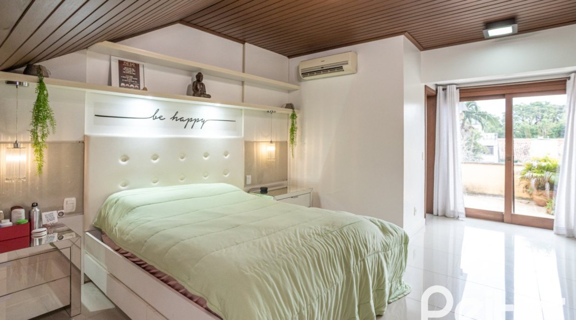 Casa em Condomínio à venda com 205m², 4 dormitórios, 2 suítes, 2 vagas, no bairro Ipanema em Porto Alegre