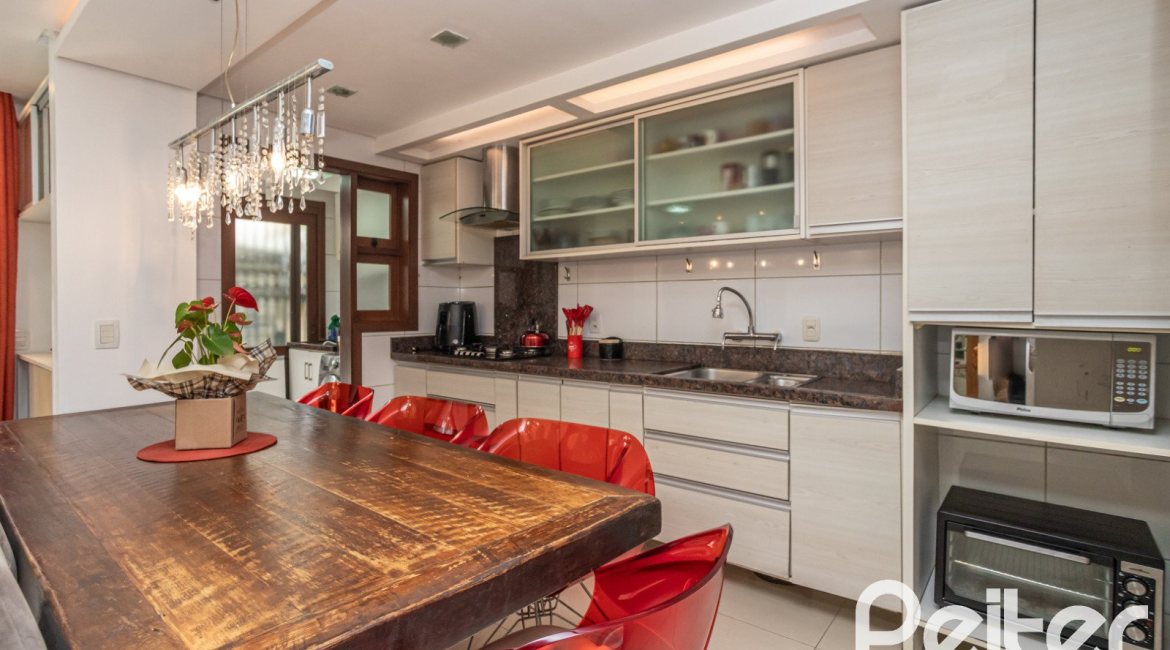 Casa em Condomínio à venda com 205m², 4 dormitórios, 2 suítes, 2 vagas, no bairro Ipanema em Porto Alegre