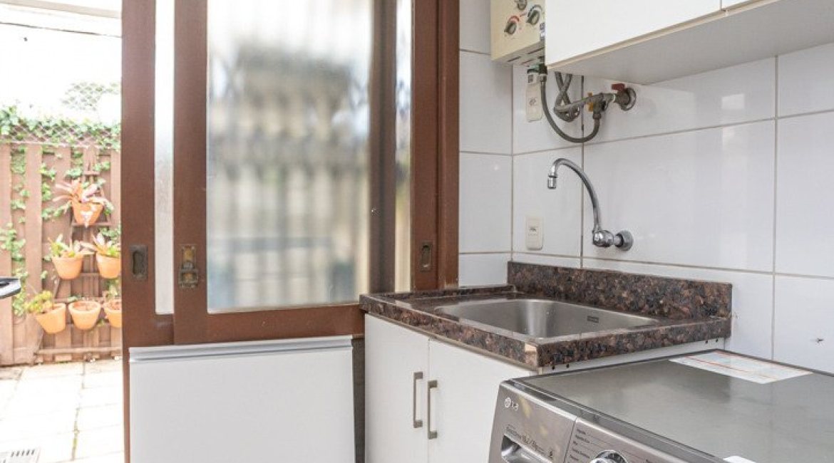 Casa em Condomínio à venda com 205m², 4 dormitórios, 2 suítes, 2 vagas, no bairro Ipanema em Porto Alegre