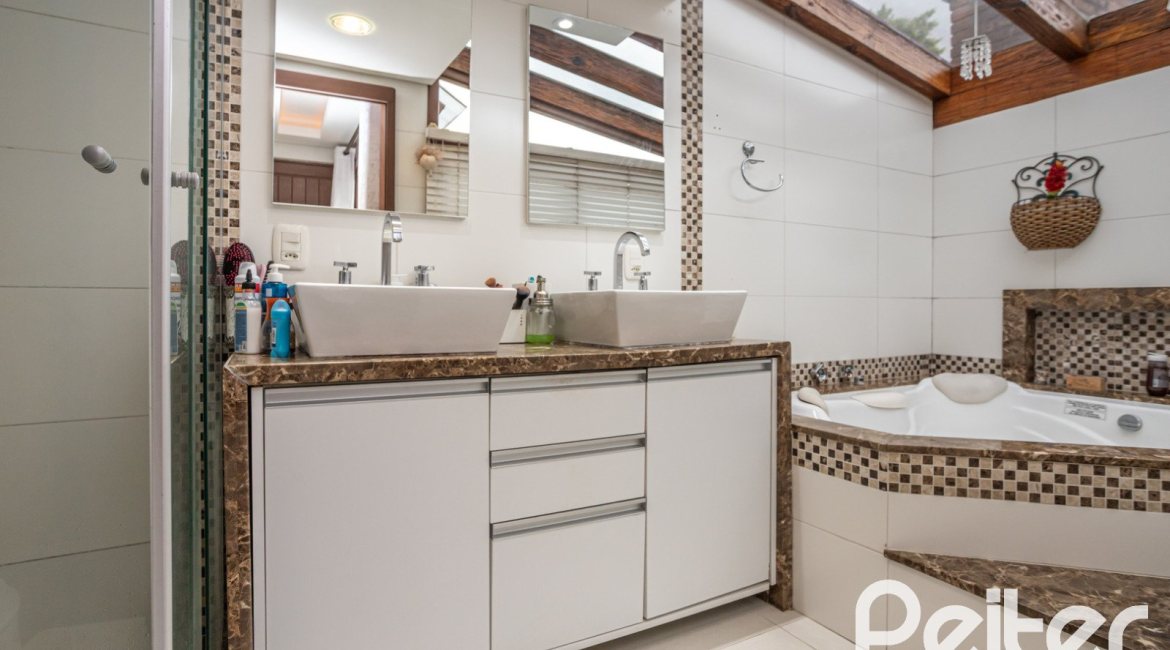 Casa em Condomínio à venda com 205m², 4 dormitórios, 2 suítes, 2 vagas, no bairro Ipanema em Porto Alegre