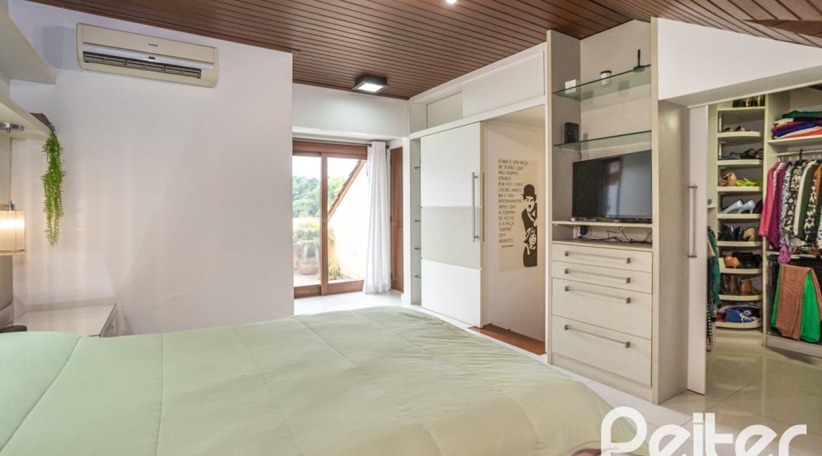 Casa em Condomínio à venda com 205m², 4 dormitórios, 2 suítes, 2 vagas, no bairro Ipanema em Porto Alegre