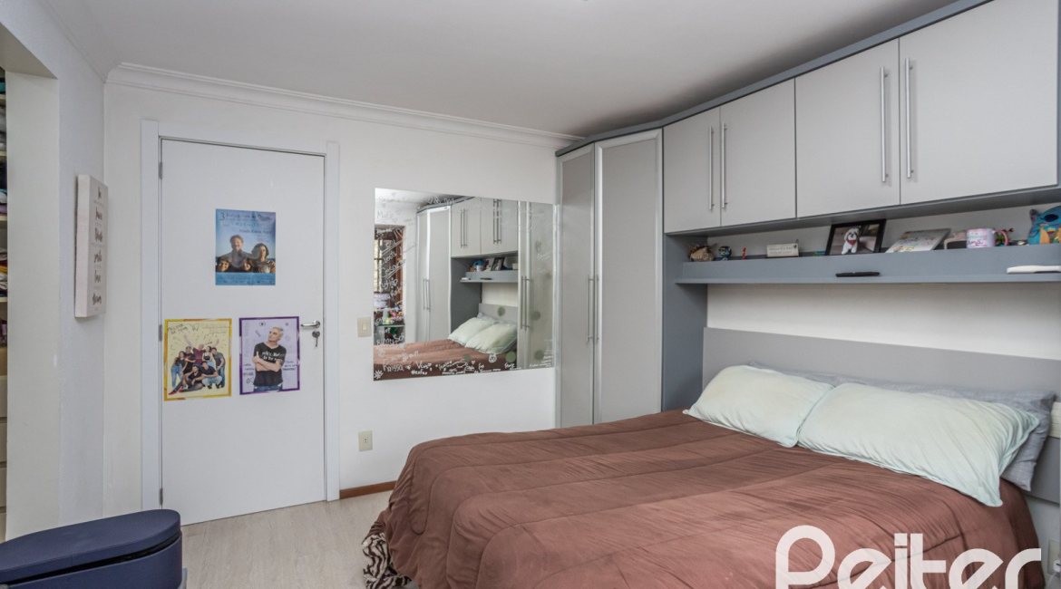 Casa em Condomínio à venda com 205m², 4 dormitórios, 2 suítes, 2 vagas, no bairro Ipanema em Porto Alegre