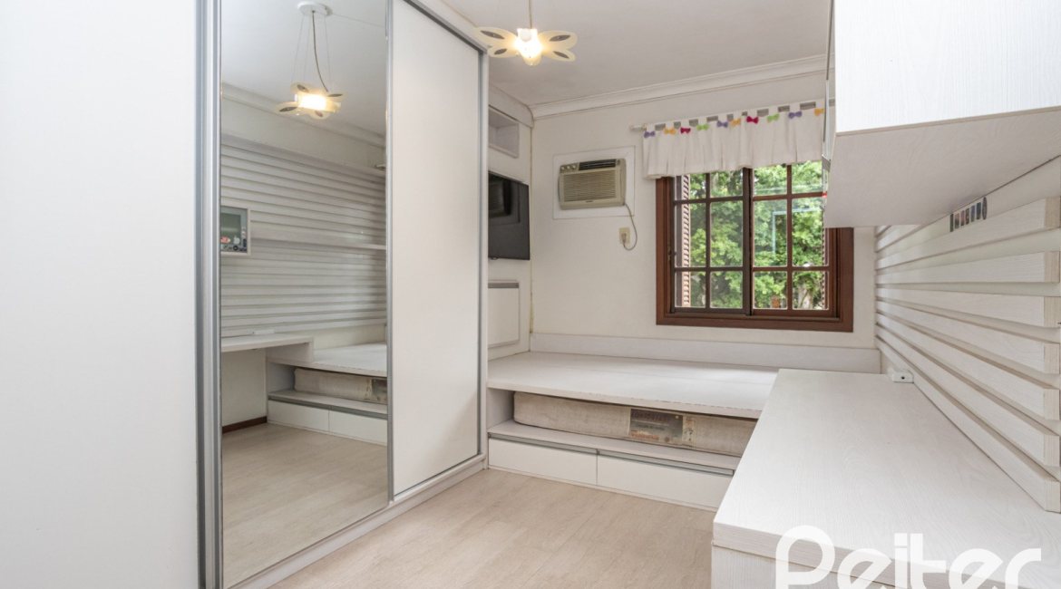 Casa em Condomínio à venda com 205m², 4 dormitórios, 2 suítes, 2 vagas, no bairro Ipanema em Porto Alegre