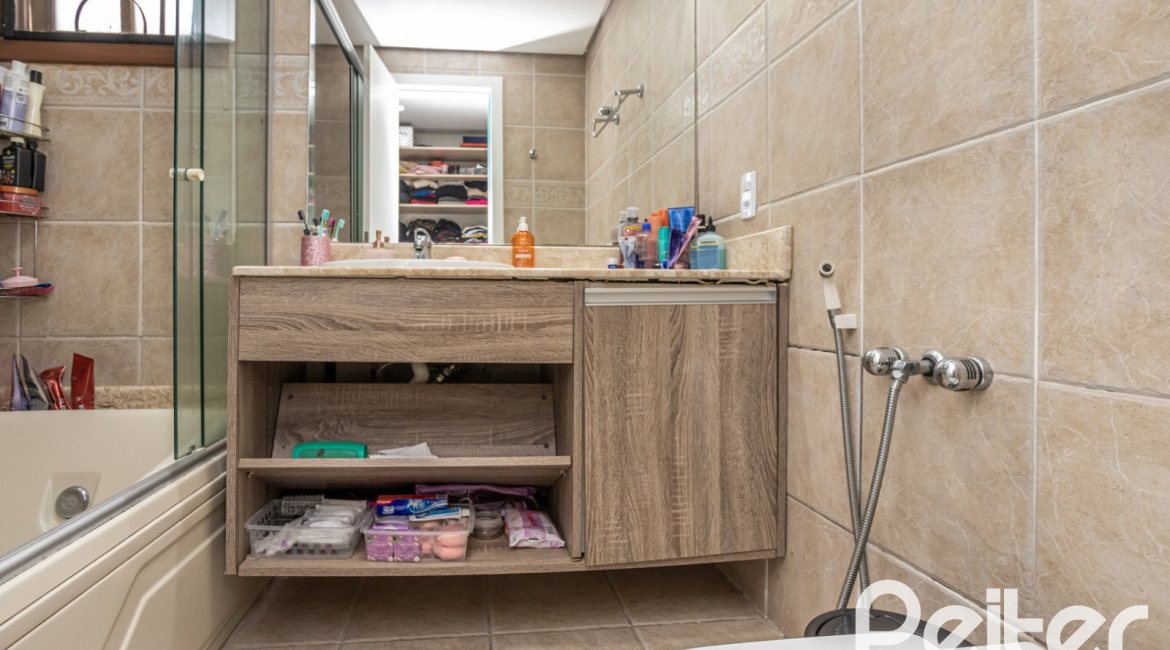 Casa em Condomínio à venda com 205m², 4 dormitórios, 2 suítes, 2 vagas, no bairro Ipanema em Porto Alegre