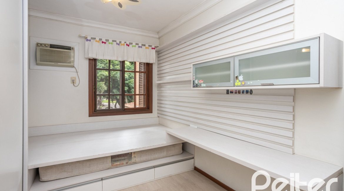 Casa em Condomínio à venda com 205m², 4 dormitórios, 2 suítes, 2 vagas, no bairro Ipanema em Porto Alegre