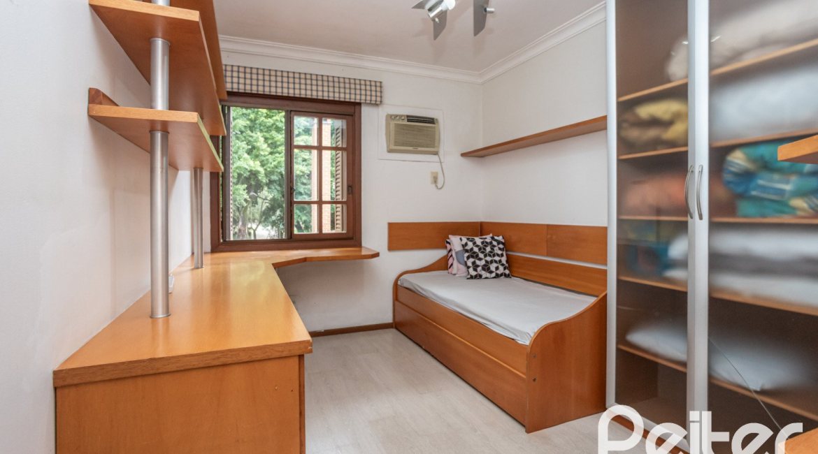 Casa em Condomínio à venda com 205m², 4 dormitórios, 2 suítes, 2 vagas, no bairro Ipanema em Porto Alegre