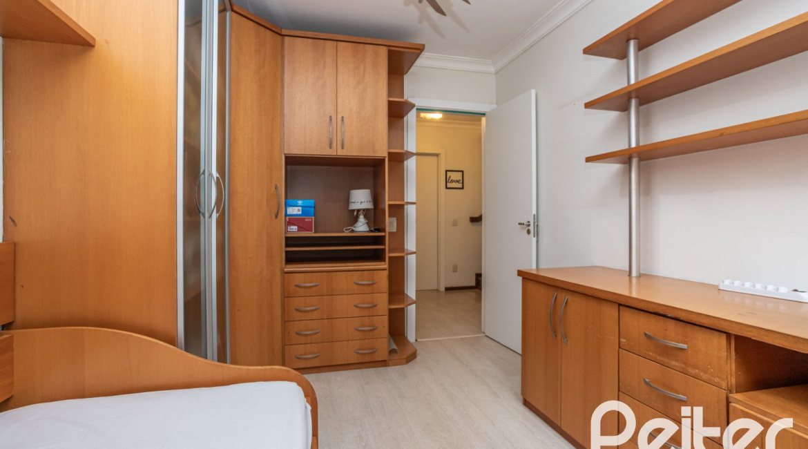 Casa em Condomínio à venda com 205m², 4 dormitórios, 2 suítes, 2 vagas, no bairro Ipanema em Porto Alegre