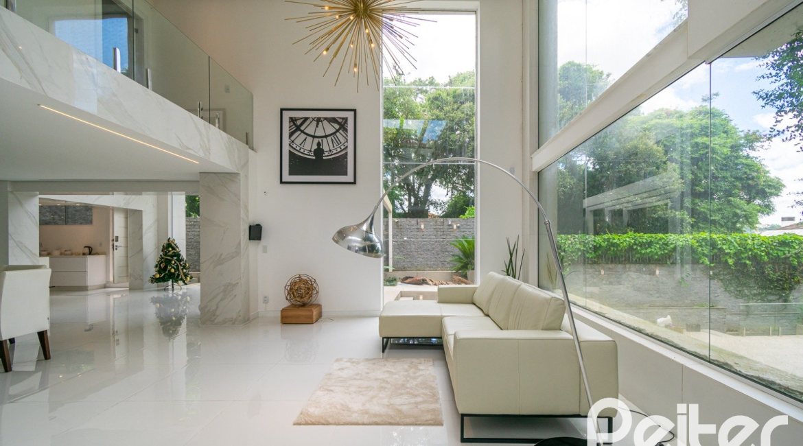 Casa à venda com 430m², 4 dormitórios, 3 suítes, 6 vagas, no bairro Vila Assunção em Porto Alegre