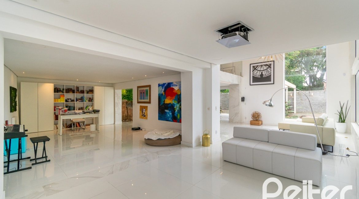 Casa à venda com 430m², 4 dormitórios, 3 suítes, 6 vagas, no bairro Vila Assunção em Porto Alegre