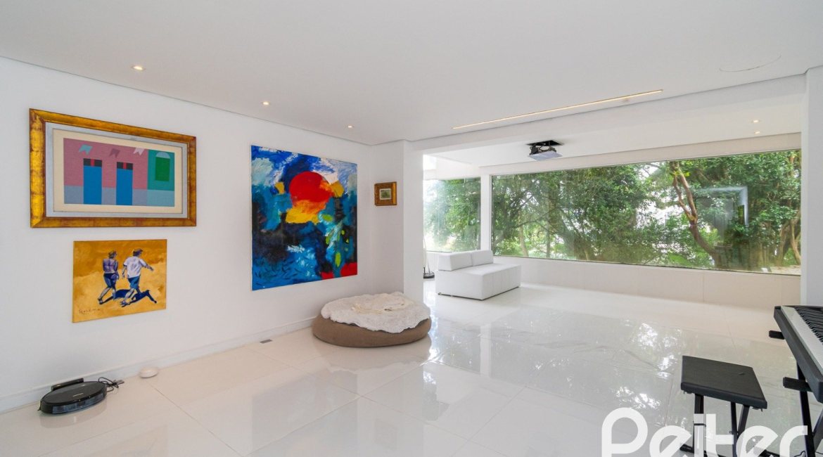 Casa à venda com 430m², 4 dormitórios, 3 suítes, 6 vagas, no bairro Vila Assunção em Porto Alegre