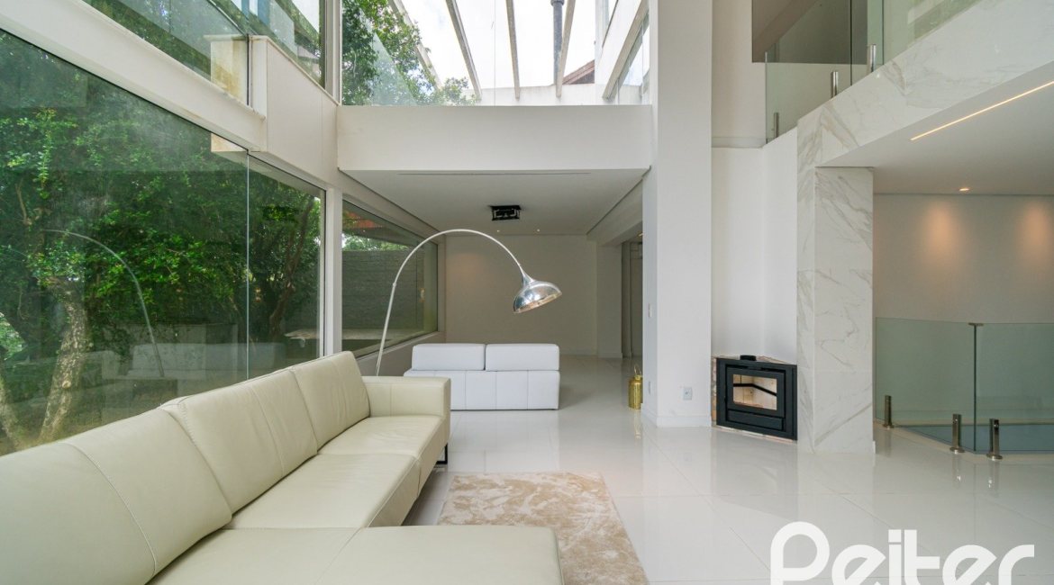 Casa à venda com 430m², 4 dormitórios, 3 suítes, 6 vagas, no bairro Vila Assunção em Porto Alegre