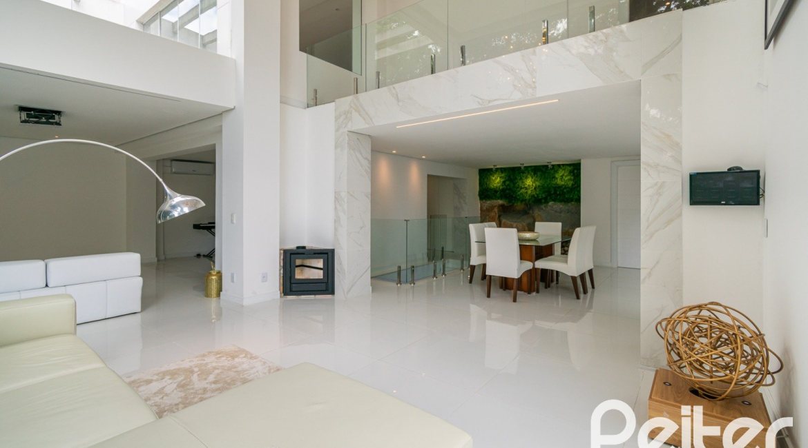 Casa à venda com 430m², 4 dormitórios, 3 suítes, 6 vagas, no bairro Vila Assunção em Porto Alegre