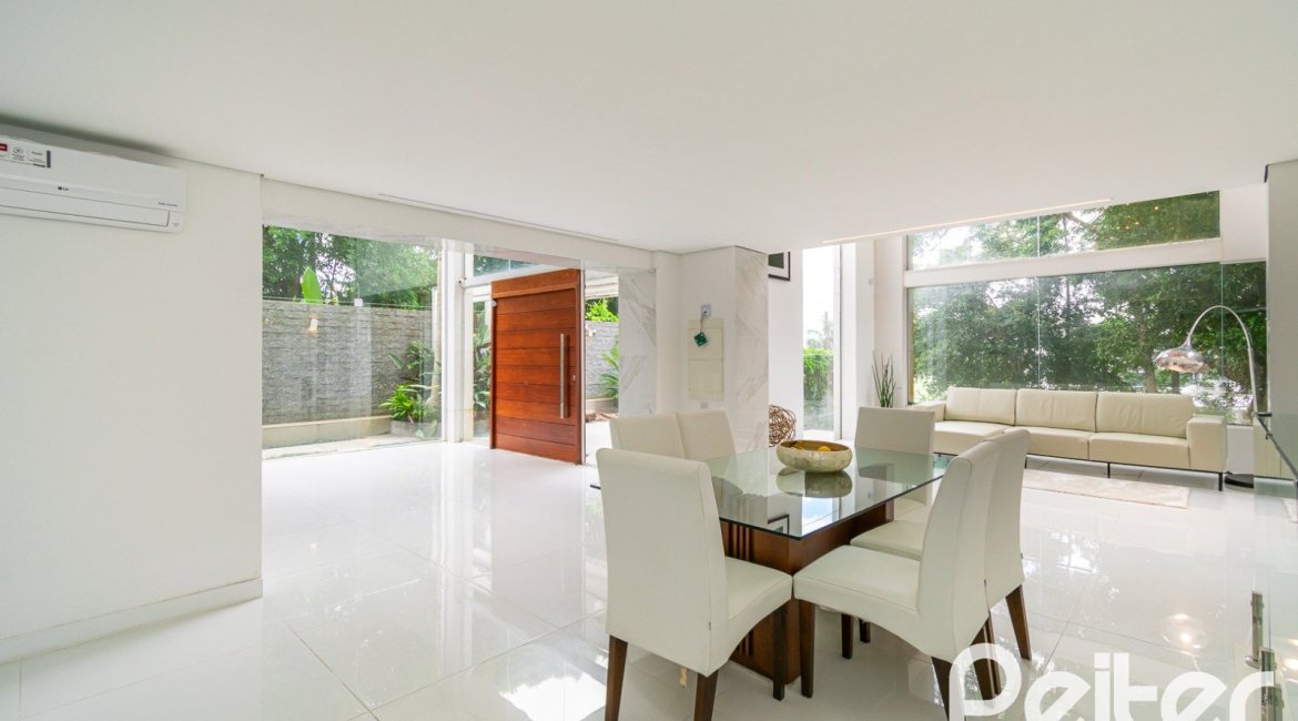 Casa à venda com 430m², 4 dormitórios, 3 suítes, 6 vagas, no bairro Vila Assunção em Porto Alegre