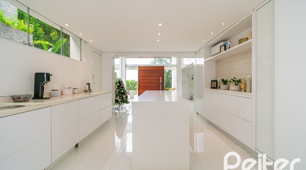 Casa à venda com 430m², 4 dormitórios, 3 suítes, 6 vagas, no bairro Vila Assunção em Porto Alegre