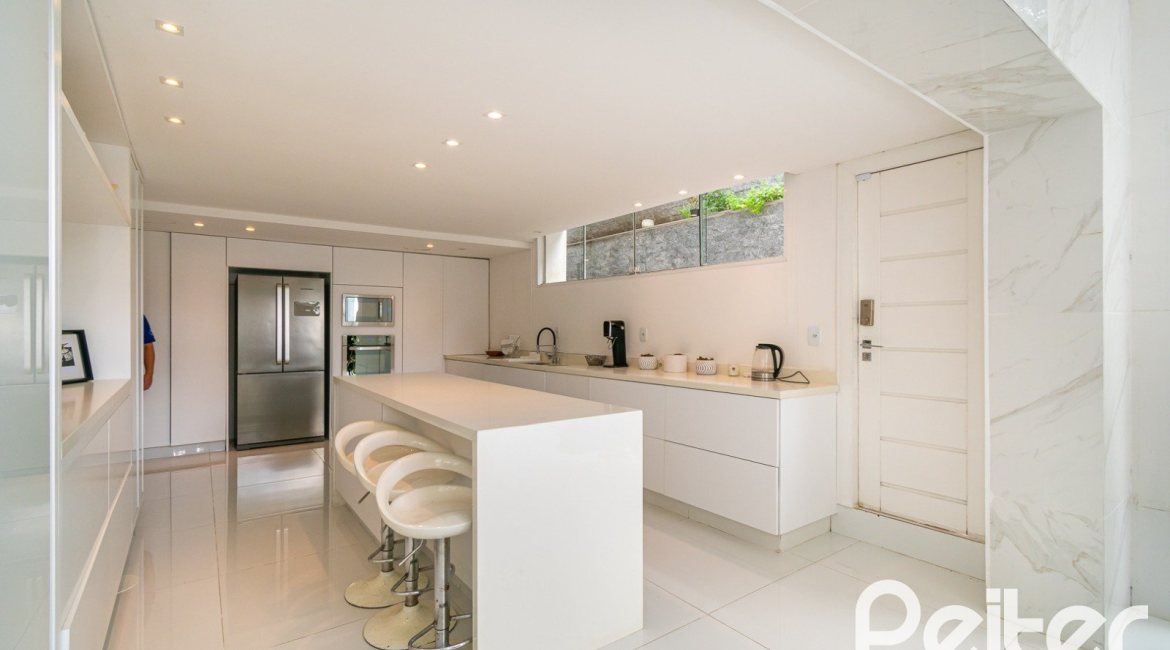 Casa à venda com 430m², 4 dormitórios, 3 suítes, 6 vagas, no bairro Vila Assunção em Porto Alegre