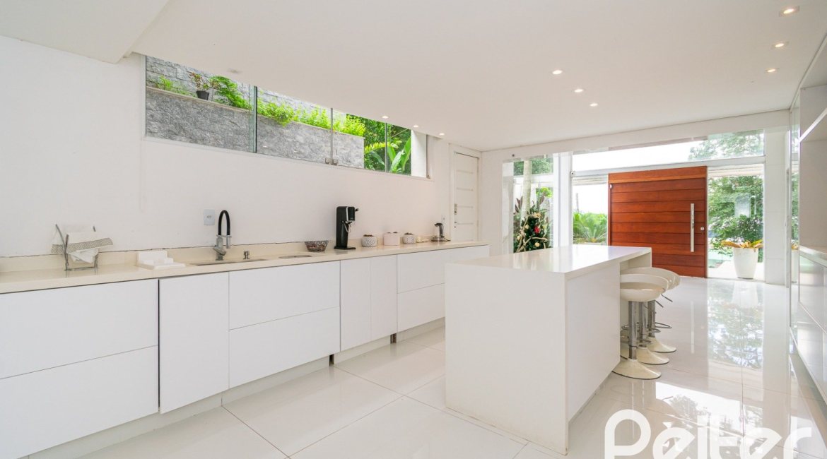 Casa à venda com 430m², 4 dormitórios, 3 suítes, 6 vagas, no bairro Vila Assunção em Porto Alegre