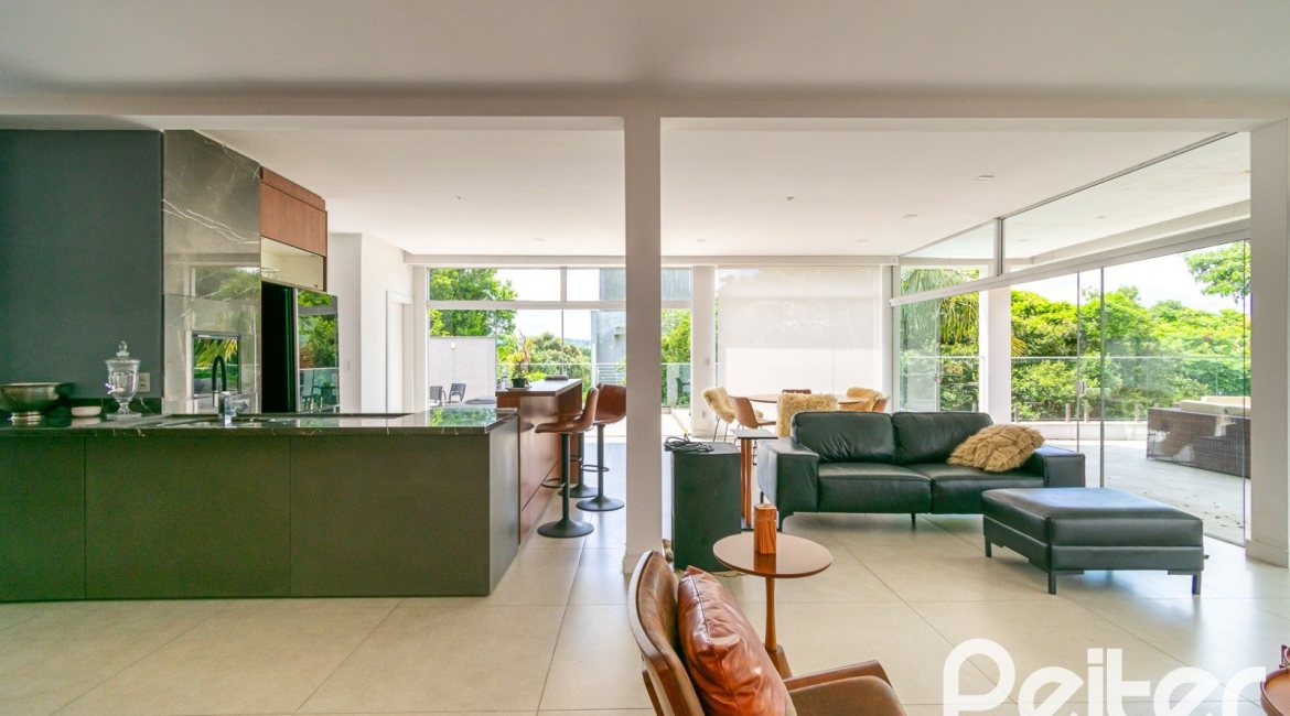 Casa à venda com 430m², 4 dormitórios, 3 suítes, 6 vagas, no bairro Vila Assunção em Porto Alegre