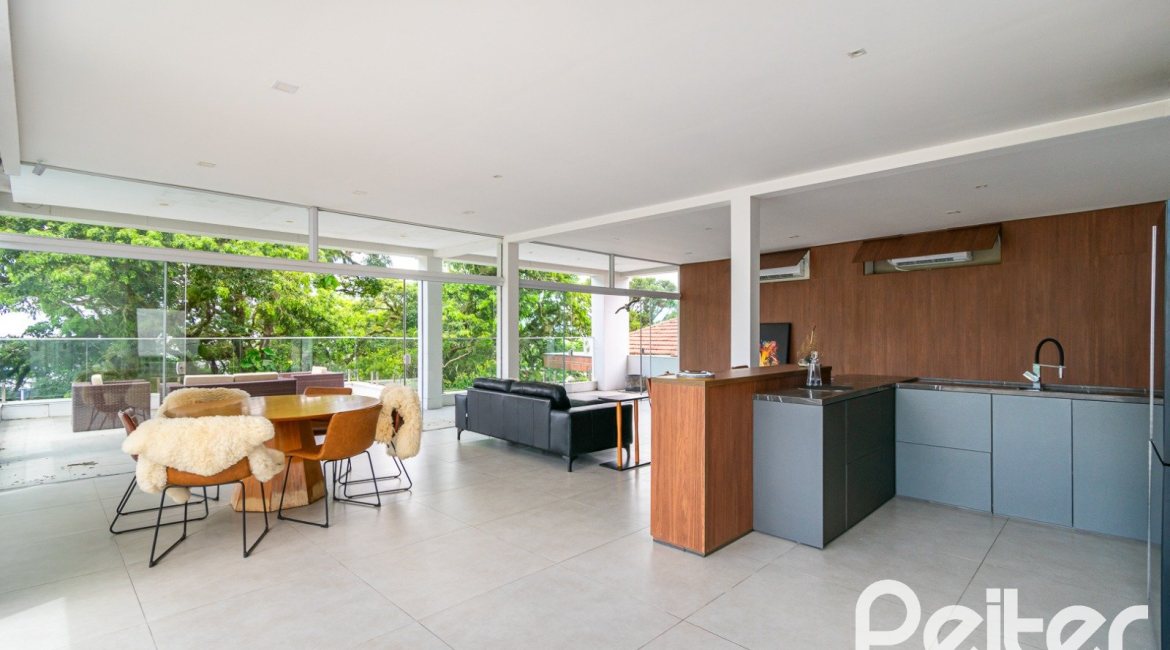 Casa à venda com 430m², 4 dormitórios, 3 suítes, 6 vagas, no bairro Vila Assunção em Porto Alegre