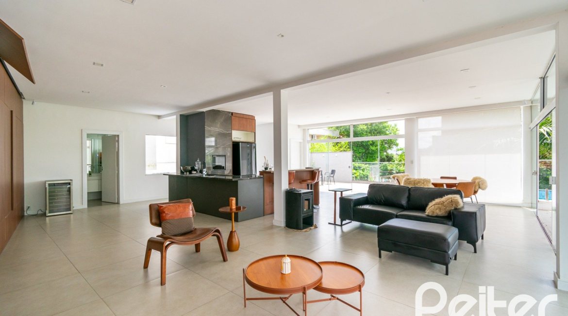 Casa à venda com 430m², 4 dormitórios, 3 suítes, 6 vagas, no bairro Vila Assunção em Porto Alegre