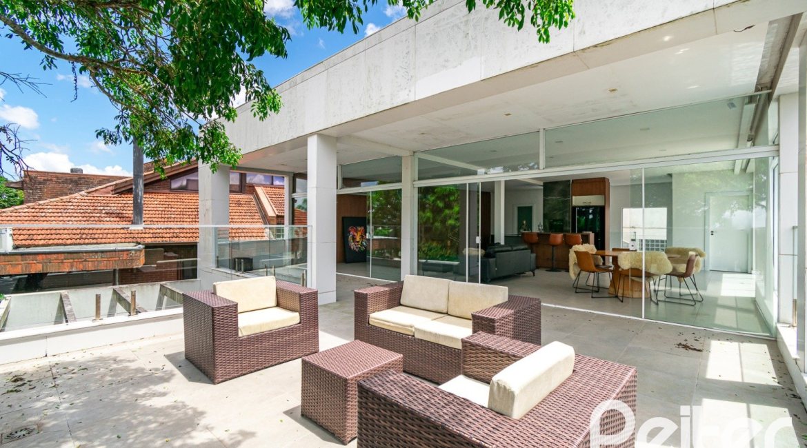 Casa à venda com 430m², 4 dormitórios, 3 suítes, 6 vagas, no bairro Vila Assunção em Porto Alegre