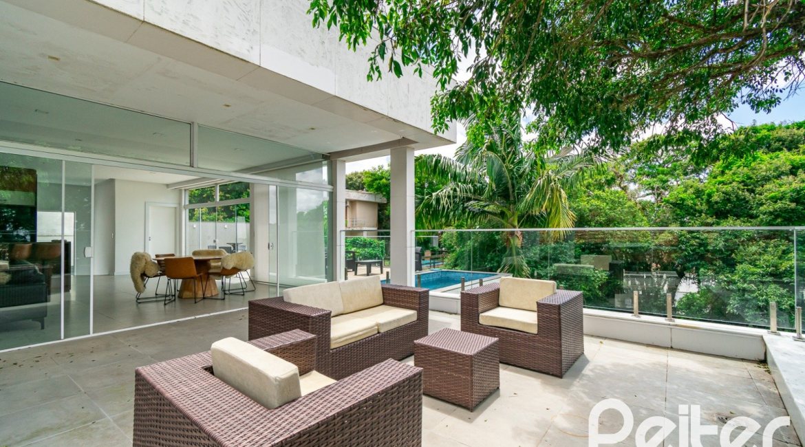 Casa à venda com 430m², 4 dormitórios, 3 suítes, 6 vagas, no bairro Vila Assunção em Porto Alegre