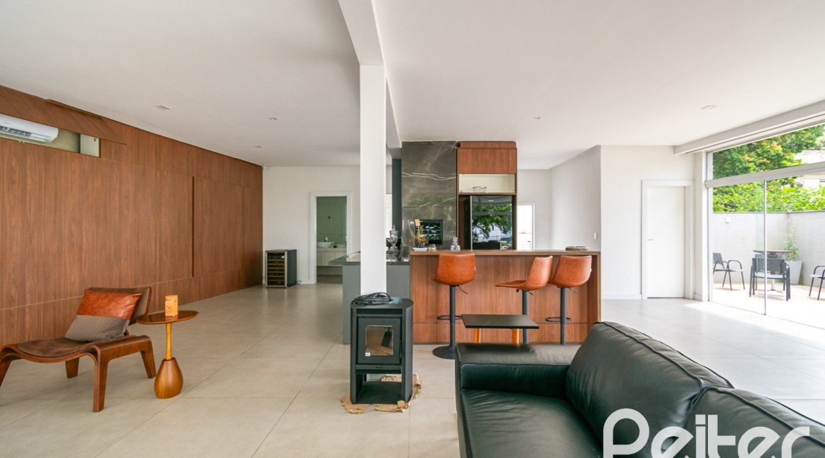 Casa à venda com 430m², 4 dormitórios, 3 suítes, 6 vagas, no bairro Vila Assunção em Porto Alegre