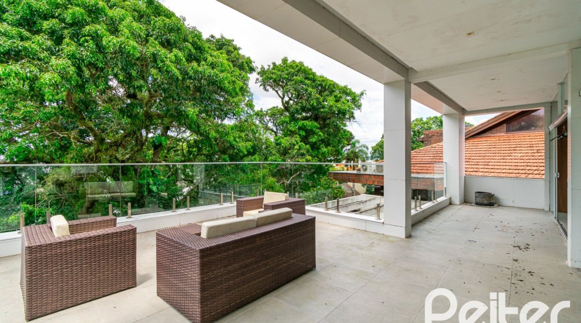 Casa à venda com 430m², 4 dormitórios, 3 suítes, 6 vagas, no bairro Vila Assunção em Porto Alegre